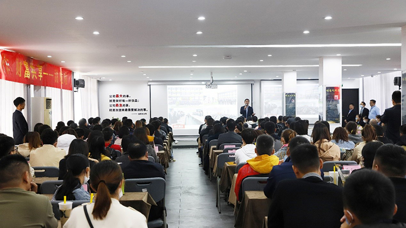 熱烈祝賀！甜啦啦創(chuàng)始人王偉榮獲“2020年度蚌埠市經(jīng)濟人物”