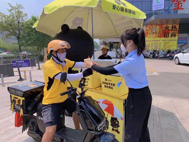 甜啦啦三伏天戰(zhàn)暑，累計(jì)送出100,000杯清涼飲品