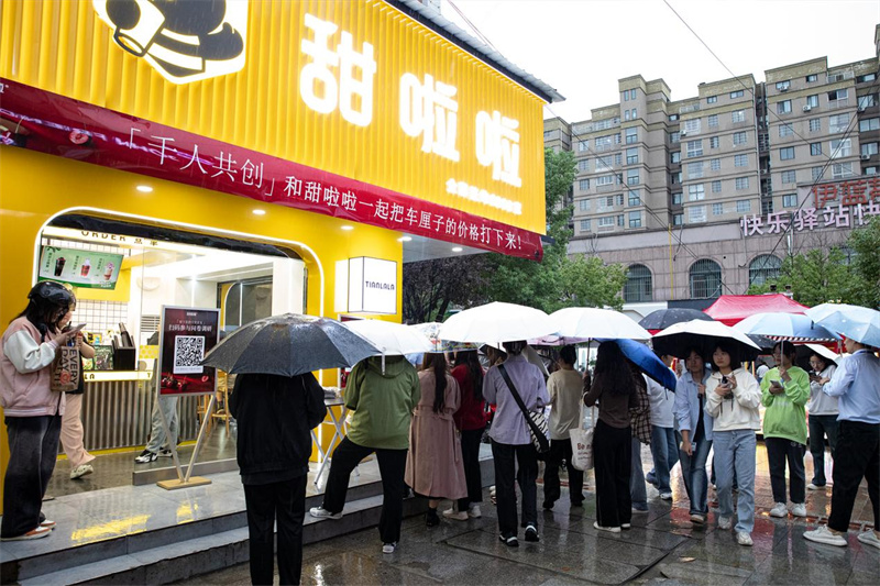 打下車?yán)遄觾r格，甜啦啦新品3天爆賣1,000,000杯！