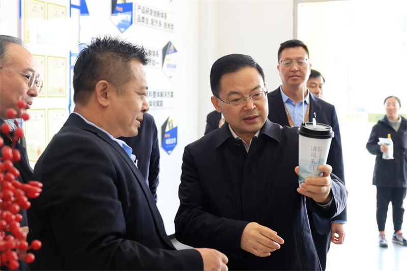 【公司動(dòng)態(tài)】安徽省人民政府副省長(zhǎng)李中、蚌埠市副市長(zhǎng)烏蘭其其格蒞臨甜啦啦，強(qiáng)調(diào)食品安全與新質(zhì)生產(chǎn)力